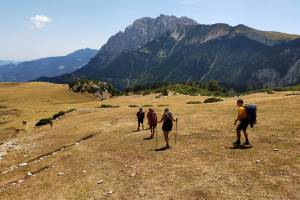 Imatge panoràmica d'un paisatge de muntanya amb diverses persones caminant per un sender. Correspon a una edició anterior de l'activitat Cavalls Imparables.